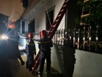 Cứu 4 người trong vụ cháy nhà lúc nửa đêm
