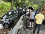 Tài xế gây tai nạn giao thông rồi... ngồi thiền bên đường