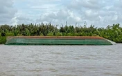 Sà lan lật úp sau va chạm trên sông Soài Rạp, một người mất tích