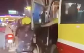 Mở cửa xe buýt đập vào người đi xe máy, mở thêm lần nữa đe dọa, cuối cùng... nhận phạt