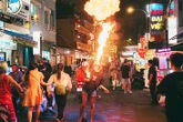 Dai dẳng ăn xin, múa lửa ở đô thị: Thu nhập người cho có khi thua cả người xin