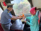 Câu chuyện xúc động về người phụ nữ nghèo tìm cách trốn vé tàu và được nhân viên đường sắt giúp