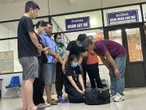Người vợ quỳ gối khóc tiễn biệt tạng của chồng trước khi hiến tặng