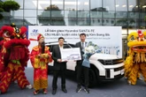 HLV Kim Sang Sik nhận Hyundai Santa Fe bản đắt nhất tại Việt Nam