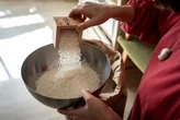 Nhật Bản mở kho gạo dự trữ để ngăn người dân mua gạo ngoại nhập