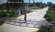 Người đàn ông cởi trần đứng giữa đường sắt có chắn, tàu hỏa Bắc - Nam tông thiệt mạng