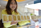 Giá vàng miếng SJC vọt lên 121 triệu đồng/lượng, USD ngân hàng giảm mạnh