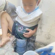 Giải cứu bé trai 5 tuổi kẹt chân trong ống thoát nước