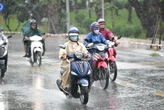 TP.HCM mưa to ào ào giờ đi làm, người dân đội mưa đến công sở