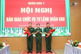 Trung tướng Nguyễn Trường Thắng bàn giao chức vụ Tư lệnh Quân khu 7 cho Thiếu tướng Lê Xuân Thế