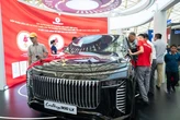 Người dân trầm trồ với xe SUV điện chống đạn, nói chuyện robot tại triển lãm thành tựu đất nước