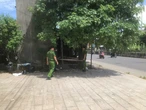 Đang làm vườn, phát hiện 2 quả đạn cối còn nguyên ngòi nổ