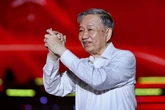 Tổng Bí thư Tô Lâm dự chương trình nghệ thuật chính luận hùng tráng ‘Dưới cờ vinh quang’