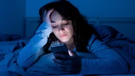 Đêm nằm ôm điện thoại và tác hại kinh hồn của nó