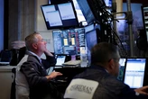 Chứng khoán Mỹ lao dốc, đồng USD tăng giá sau khi ông Trump đăng thư thuế quan