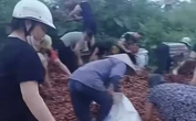 Nữ tài xế lái xe tải gặp nạn, hàng tấn quả vải rơi ra đường, người dân nhặt gần hết