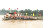 Nước sông Hồng chảy xiết, tạm dừng vận hành phà quân sự ở Phong Châu