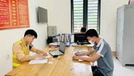 Tài xế xe bán tải chở hai trẻ nhỏ trên thùng xe bị xử phạt, trừ 6 điểm bằng lái