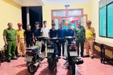 6 thanh niên đi xe lạng lách, dùng chân và mũ bảo hiểm 'chọi' nhau trên quốc lộ 1