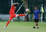 HLV Kim Sang Sik cùng U23 Việt Nam nhận tin vui