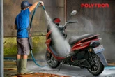 Rửa xe máy điện bằng vòi nước áp lực cao có thể làm hại xe