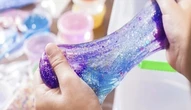 Bé trai 5 tuổi sưng phù mặt, nôn ói sau 30 phút chơi slime - 'chất nhờn ma quái'