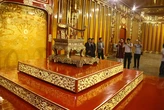 Không tin nổi: Bảo vật quốc gia - ngai vàng triều Nguyễn bị khách tham quan bẻ gãy