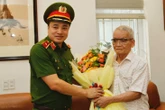 Thiếu tướng Mai Hoàng, phó giám đốc Công an TP.HCM thăm, chúc thọ các cụ cao tuổi