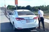 Dừng ô tô trên cầu ném đồ xuống sông, bị phạt 13,5 triệu đồng