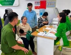 Thấy cụ bà hoang mang đến chuyển 150 triệu, nhân viên ngân hàng nhanh trí ngăn chặn lừa đảo