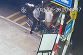 Thầy giáo bị người đàn ông chặn xe dùng gạch tấn công, đấm đá túi bụi vào mặt