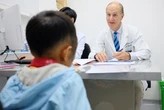 GS.BS McKay McKinnon trở lại FV điều trị cho bệnh nhân u sợi thần kinh