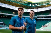 Chelsea và Liverpool được khen 'giàu tình người'