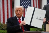 Ký kỷ lục 124 sắc lệnh trong 3 tháng, ông Trump đang viết lại trật tự pháp lý nước Mỹ?