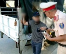 Chở khách có biểu hiện 'ngáo đá', tài xế Grab cầu cứu cảnh sát giao thông