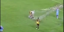 Sốc với cảnh CĐV 'nã pháo' vào cầu thủ ở Bolivia