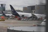 Máy bay Boeing 787 bất ngờ sập càng, một số người bị thương