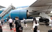 Khách hàng máy bay thấp thỏm lo bị hủy, hoãn chuyến sát ngày khởi hành