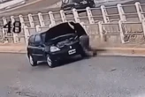 Xuống xe đấu cáp bình ắc quy, tài xế bị chính ô tô của mình bất ngờ chồm lên cán qua người