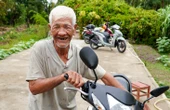 Câu chuyện cụ già bị cháy xe máy đã 'sinh ra' những người hùng mạng xã hội