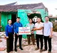 Tuổi Trẻ trao hỗ trợ, tiếp sức bà con Nghệ An dựng lại mái ấm sau bão