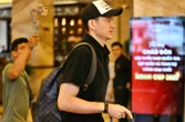 Đức Chiến đeo khẩu trang đen, Văn Lâm check-in một mình ở khách sạn đội tuyển Việt Nam