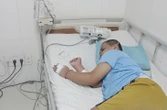 Chuyển tiền của bạn đọc hỗ trợ gia đình học sinh lớp 3 bị xe tông tổn thương 90%