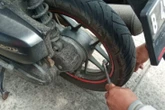 Chuyên gia khuyên nên bơm lốp xe máy vào ban đêm, khi lốp nguội