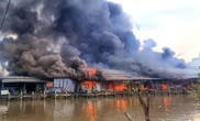Nghi án giận vợ đốt nhà, thiêu rụi 56 ki ốt ở Cà Mau