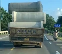 Phạt tài xế xe tải 20 triệu vì chở cống bê tông 'chênh vênh' trên đường