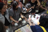 'Ủ men' hy vọng qua lớp bánh miễn phí