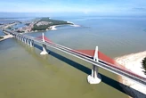 Cầu vượt cửa biển dài nhất miền Trung: Cầu xây xong, bao giờ thông xe?