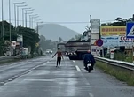 Khống chế thanh niên ngáo đá cầm thanh sắt 'múa võ' la hét giữa đường