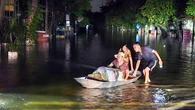 Nước sông Thương vẫn trên báo động 3, người dân xuyên đêm chạy lũ